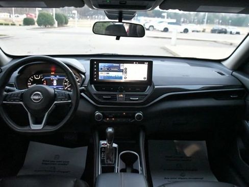 Used 2025 Nissan Altima 2.5 SV image 10