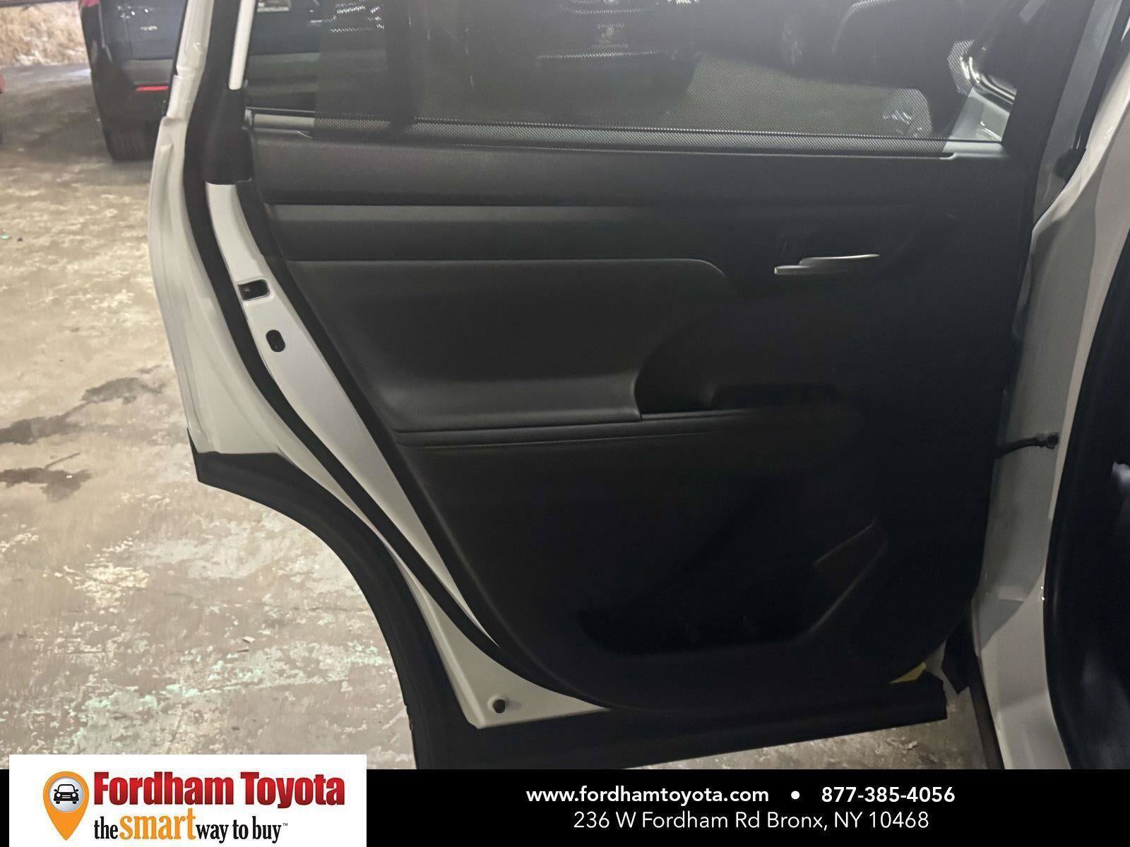 Used 2023 Toyota Highlander XLE AWD/4WD image 21