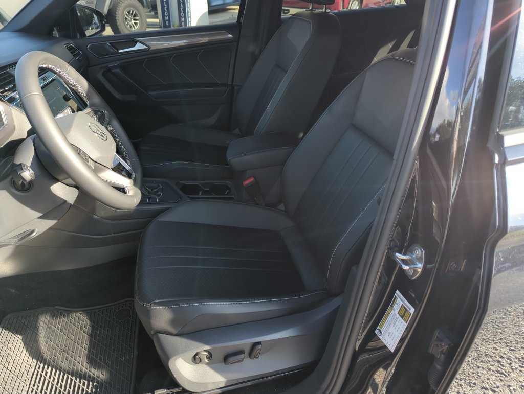 Certified 2023 Volkswagen Tiguan SE R-Line FWD image 12