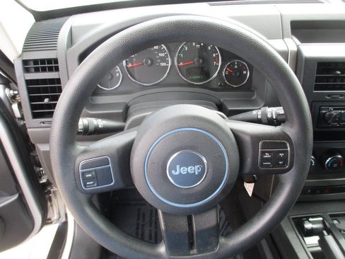Used 2012 Jeep Liberty Sport AWD/4WD image 13