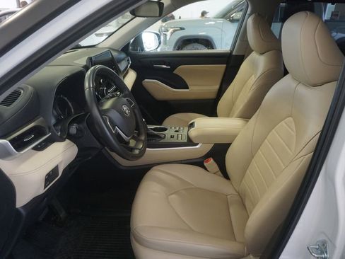 Used 2023 Toyota Highlander XLE AWD/4WD image 20