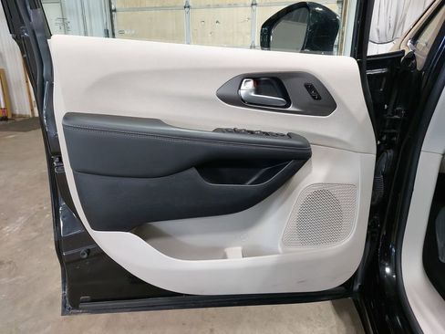 Used 2024 Chrysler Pacifica Touring-L image 29