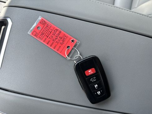 Used 2021 Toyota Highlander XLE AWD/4WD image 38