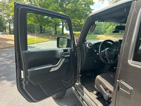 Used 2014 Jeep Wrangler Unlimited Rubicon AWD/4WD image 11
