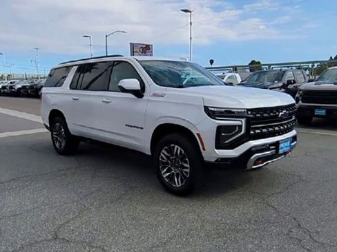 Used 2025 Chevrolet Suburban Z71 AWD/4WD image 2