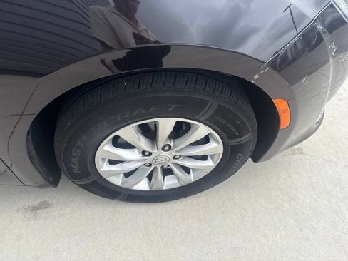 Used 2019 Chrysler Pacifica Touring-L w/ Premium Audio Group FWD image 12