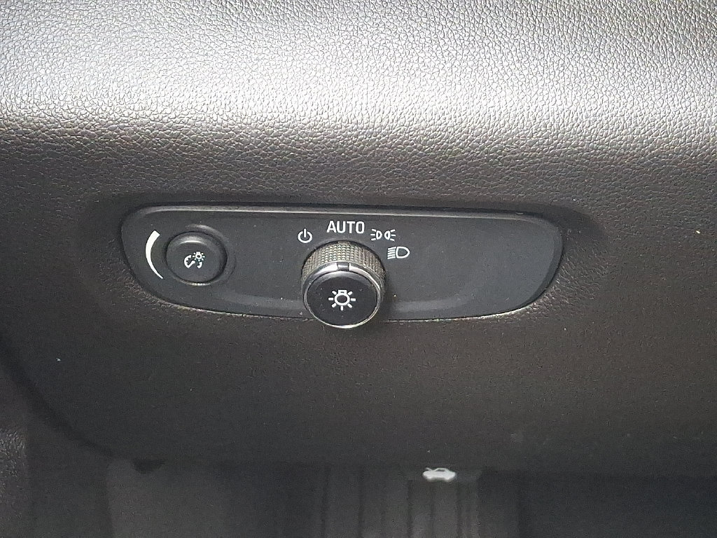 Used 2021 Chevrolet Traverse LS FWD image 24
