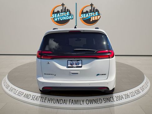 Used 2023 Chrysler Pacifica Limited w/ S Appearance Package FWD image 4