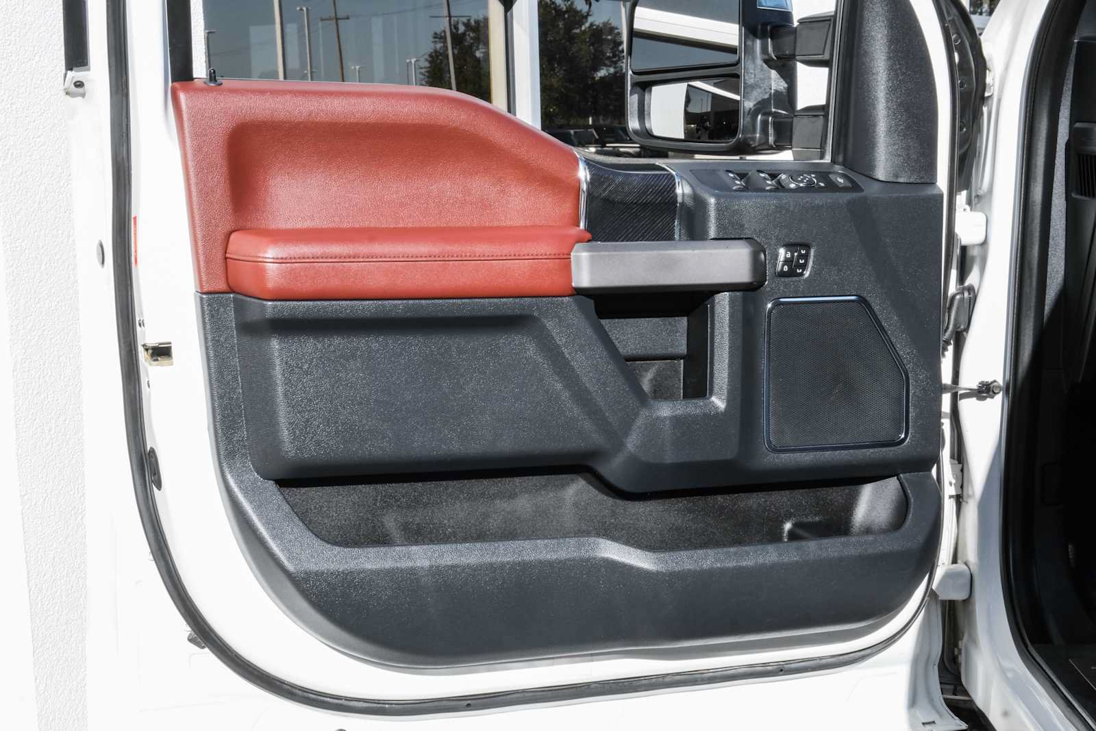 Used 2022 Ford F250 Platinum w/ FX4 Off-Road Package AWD/4WD image 36
