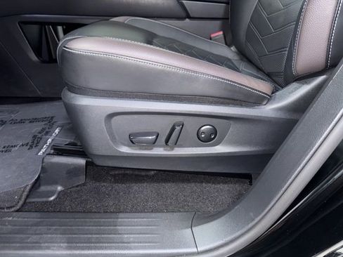 Used 2025 Nissan Pathfinder Platinum image 9