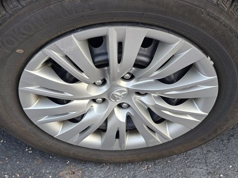 Used 2014 Toyota Camry LE FWD image 9