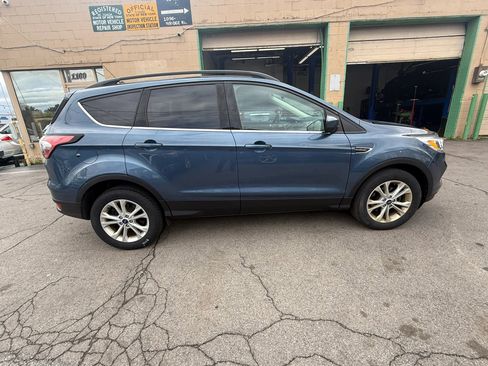 Used 2018 Ford Escape SE w/ SE Sync 3 Package FWD image 2