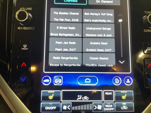 Used 2024 Subaru Ascent Premium w/ Convenience Package image 10