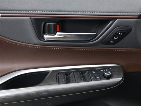 Used 2022 Toyota Venza Limited w/ Advanced Technology Package image 22