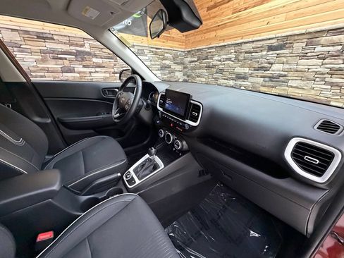 Used 2024 Hyundai Venue Limited FWD image 13