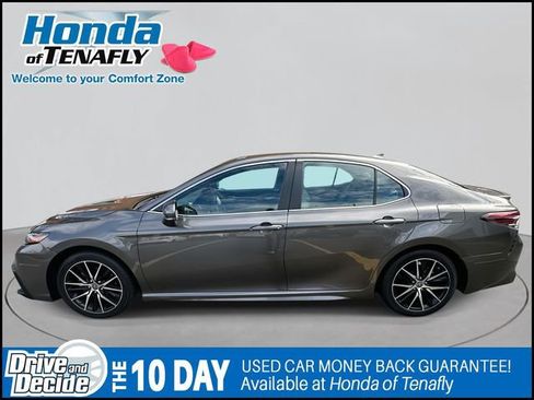 Used 2023 Toyota Camry SE image 6