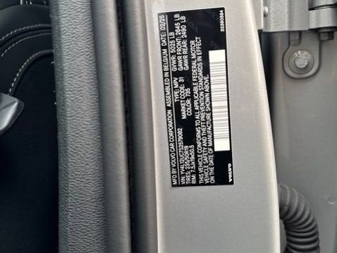Certified 2025 Volvo XC40 B5 Plus AWD/4WD image 28