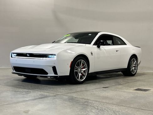 Used 2024 Dodge Charger Daytona Scat Pack w/ Plus Group AWD/4WD image 2