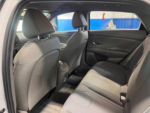Used 2024 Hyundai Elantra SE image 17