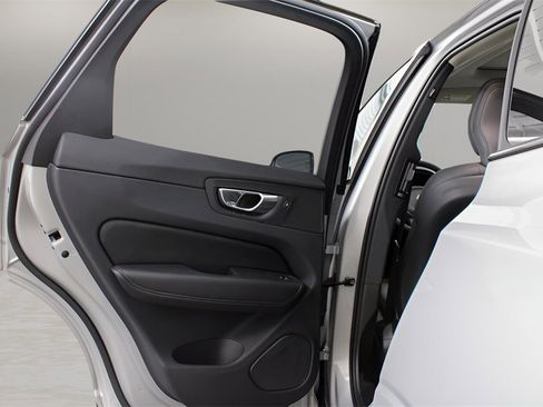 Certified 2025 Volvo XC60 B5 Plus image 29