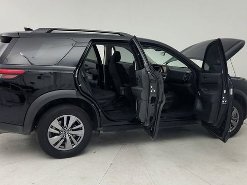 Used 2025 Nissan Pathfinder SV image 13