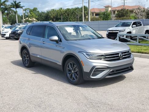 Certified 2023 Volkswagen Tiguan SE w/ Panoramic Sunroof Package AWD/4WD image 2