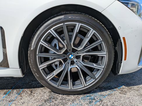 Used 2021 BMW 740i w/ M Sport Package image 10