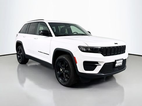 Used 2023 Jeep Grand Cherokee Altitude AWD/4WD image 4