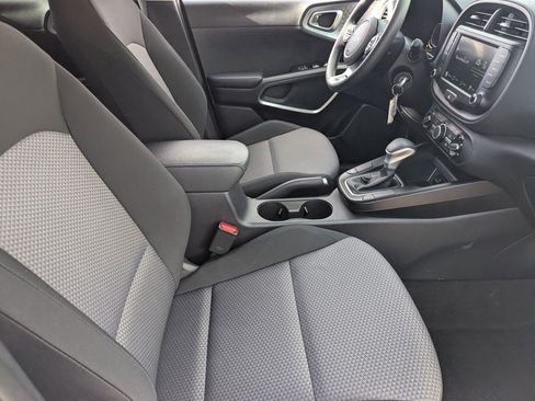 Certified 2025 Kia Soul LX image 9
