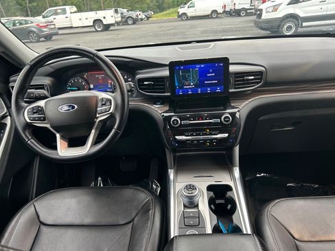 Used 2022 Ford Explorer Limited w/ Equipment Group 301A image 3