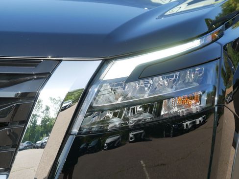 Certified 2025 Nissan Pathfinder SV AWD/4WD image 16