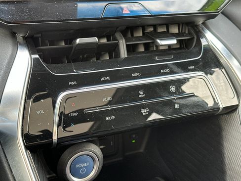 Used 2021 Toyota Venza Limited image 21