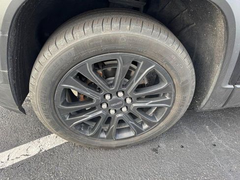 Used 2023 GMC Acadia SLT w/ Elevation Edition image 9