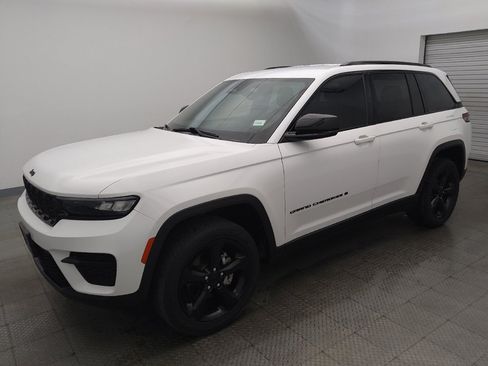 Used 2023 Jeep Grand Cherokee Altitude AWD/4WD image 2