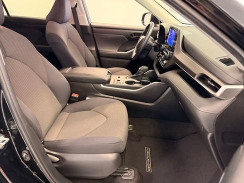 Used 2023 Toyota Highlander LE FWD image 19