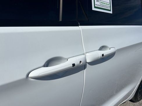 Used 2024 Chrysler Pacifica Limited w/ S Appearance Package image 19