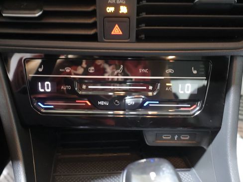 Used 2025 Volkswagen Jetta SE FWD image 32
