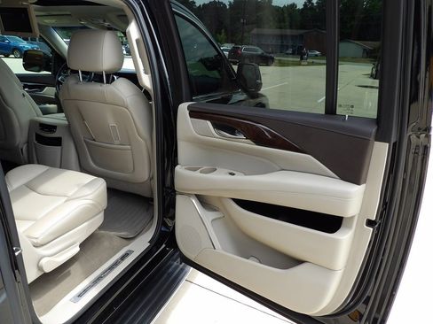 Used 2017 Cadillac Escalade ESV Luxury image 33