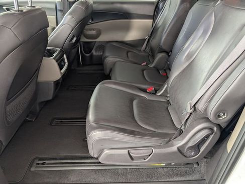 Used 2025 Kia Carnival FWD image 25