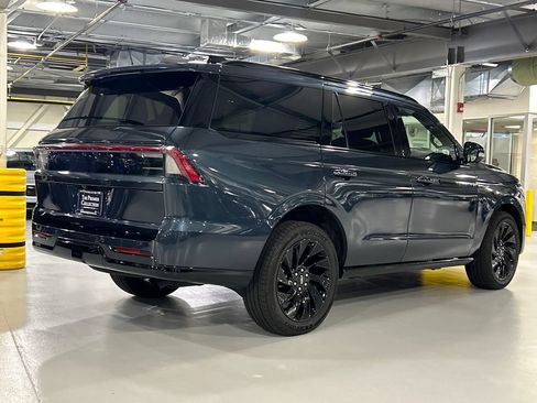 Used 2026 Lincoln Navigator Reserve w/ Jet Appearance Package AWD/4WD image 2