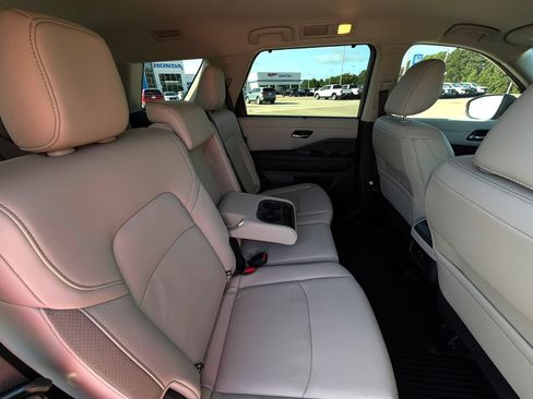 Used 2025 Nissan Pathfinder SL FWD image 27