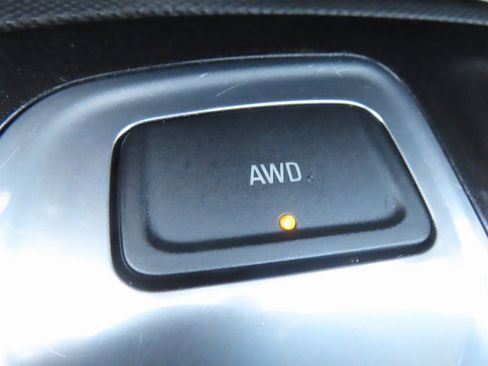 Used 2023 Chevrolet Equinox Premier image 9