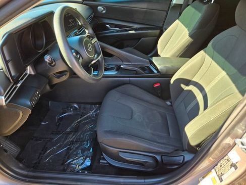 Used 2023 Hyundai Elantra SE image 13
