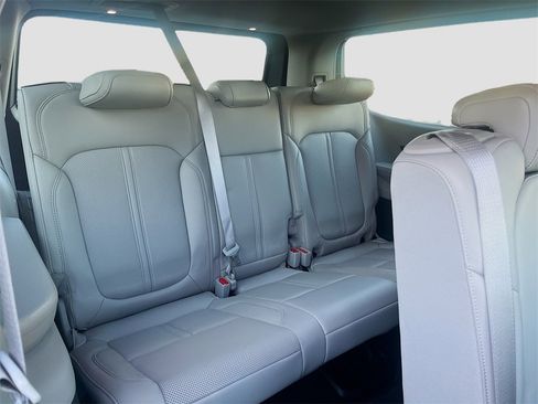 Used 2024 Jeep Wagoneer 4WD w/ Premium Group I image 29