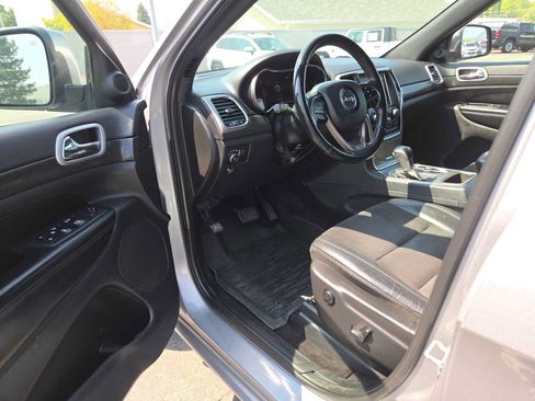 Used 2018 Jeep Grand Cherokee Altitude AWD/4WD image 10