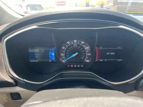 Used 2017 Ford Fusion SE w/ Fusion SE Technology Package FWD image 19