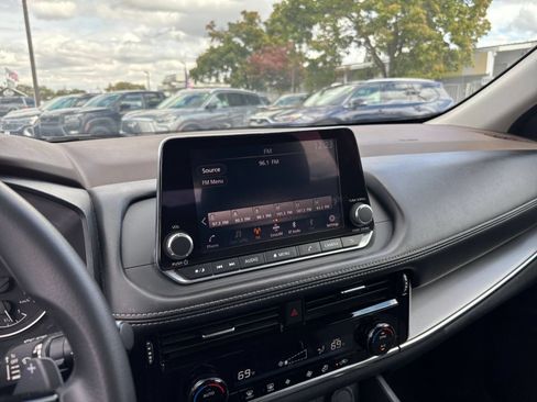 Used 2022 Nissan Rogue SV FWD image 19