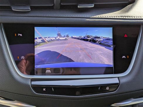 Used 2025 Cadillac XT6 Luxury image 24