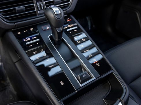 Certified 2025 Porsche Macan image 39