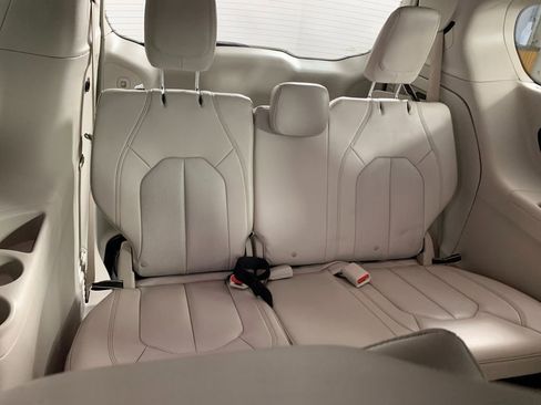 Used 2021 Chrysler Pacifica Touring-L FWD image 37